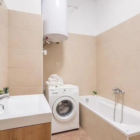 Convenient At Trendy Neighbourhood