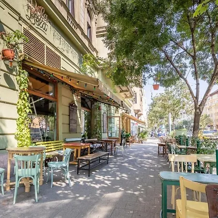 Convenient At Trendy Neighbourhood Апартаменты