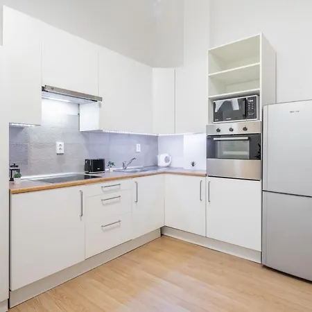 Convenient At Trendy Neighbourhood