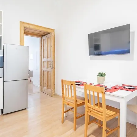 Convenient At Trendy Neighbourhood Apartamento