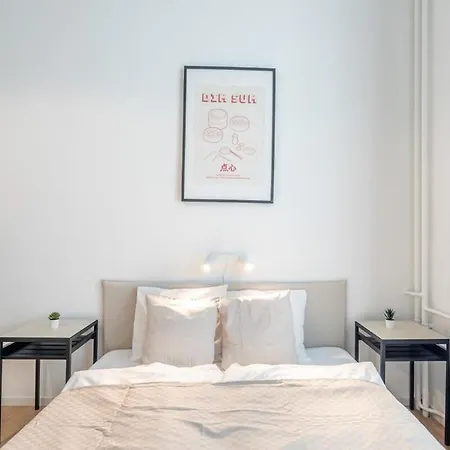 Convenient At Trendy Neighbourhood *