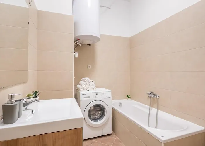 Convenient At Trendy Neighbourhood