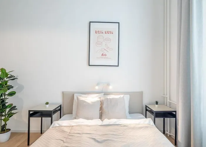Convenient At Trendy Neighbourhood *